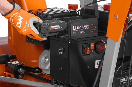 Благодаря установленному Li-ion акумулятору на 21В, двигатель запускается простым нажатием кнопки на рукоятке управления. Обеспечивает легкий запуск холодного двигателя при любых температурах до -30˚C.