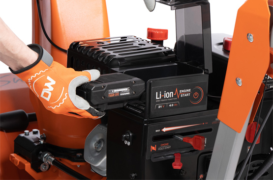 Благодаря установленному Li-ion акумулятору на 21В, двигатель запускается простым нажатием кнопки на рукоятке управления. Обеспечивает легкий запуск холодного двигателя при любых температурах до -30˚C.